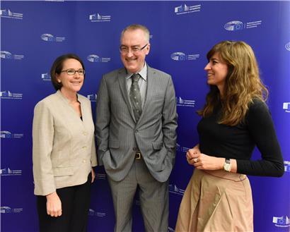 Anne Calteux (r.) an der Seite von Yuriko Backes (l.) und John Ryan, Managing Director der EU-Kommission
