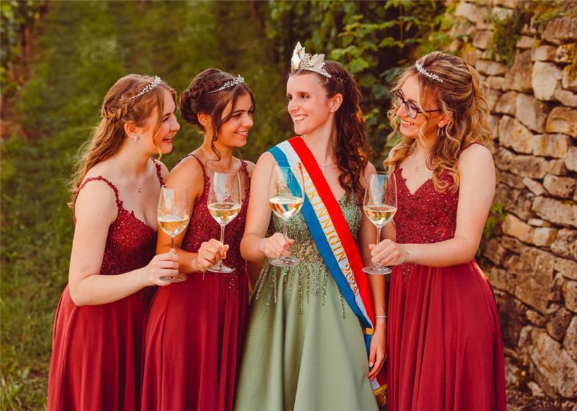 Anne-Catherine Schiltz, hier mit ihren Prinzessinnen Jill, Lynn und Anne, wird am Freitag zur 74. Luxemburger Weinkönigin gekrönt
