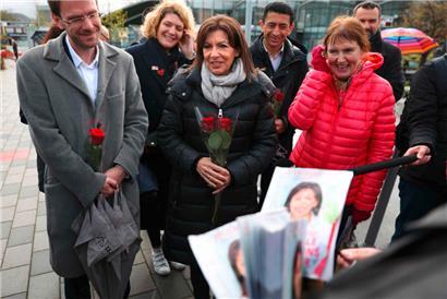 Anne Hidalgo (M.) – hier auf einem Markt in Sotteville-les-Rouen in der Normandie – gibt sich noch Mühe, sich außerhalb von Paris zu zeigen, doch werden ihr keine Chancen am Sonntag bei der Wahl eingeräumt
