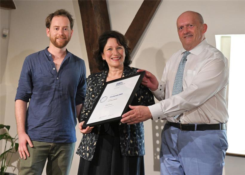 Anne-Marie Reuter (Mitte) wurde für ihren Debütroman „M for Amnesia“ (Black Fountain Press) im Centre national de littérature mit dem Prix Servais 2025 ausgezeichnet. Den Preis übergaben ihr der Juryvorsitzende Sébastian Thiltges (l.) und der Präsident der Fondation Servais, Emmanuel Servais (r.).
