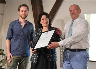 Anne-Marie Reuter (Mitte) wurde für ihren Debütroman „M for Amnesia“ (Black Fountain Press) im Centre national de littérature mit dem Prix Servais 2025 ausgezeichnet. Den Preis übergaben ihr der Juryvorsitzende Sébastian Thiltges (l.) und der Präsident der Fondation Servais, Emmanuel Servais (r.).
