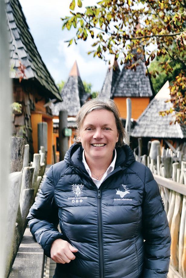 Anne Meyers, Verantwortliche im Escher Tierpark, steht vor einem Gehege mit verschiedenen Tieren im Tierpark Esch.