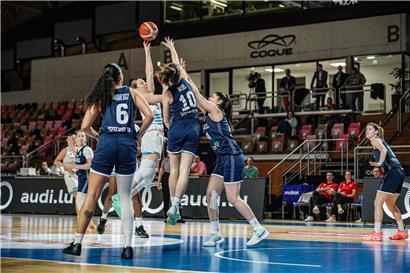 Anne Simon und FLBB-Damen auf dem Spielfeld ohne offensive Lösungen im Basketballspiel