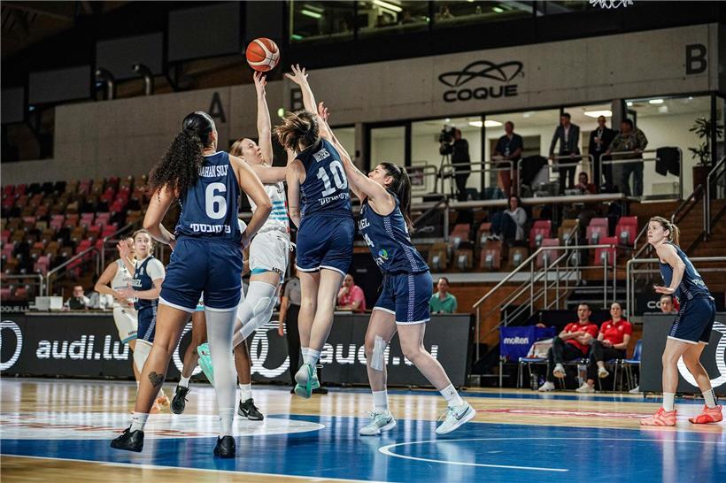 Anne Simon und FLBB-Damen auf dem Spielfeld ohne offensive Lösungen im Basketballspiel