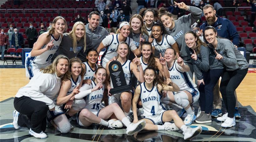 Anne Simon (zweite Reihe, rechts) und ihre Teamkolleginnen der University of Maine schlossen die reguläre Saison als Spitzenreiter ab und wollen sich nun auch den Conference-Titel holen
