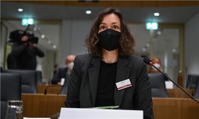 Anne Spiegel (Bündnis 90/Die Grünen), frühere Umweltministerin von Rheinland-Pfalz und heutige Bundesfamilienministerin, hat zu Beginn ihrer Anhörung im Untersuchungsausschuss des Landtags von Rheinland-Pfalz zur Flutkatastrophe im Ahrtal Platz genommen
