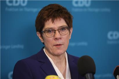 Annegret Kramp-Karrenbauer, Bundesvorsitzende der CDU, spricht auf einer Pressekonferenz nach einem Krisengespräch mit CDU-Politikern in Thüringen. Die Thüringer CDU will zunächst innerhalb der parlamentarischen Möglichkeiten nach Wegen aus der Krise in dem Bundesland suchen.
