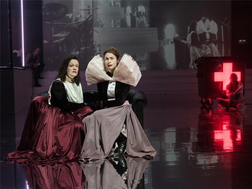 Anouk Wagener und Lisa Schützenberger als Elektra
