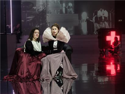 Anouk Wagener und Lisa Schützenberger als Elektra
