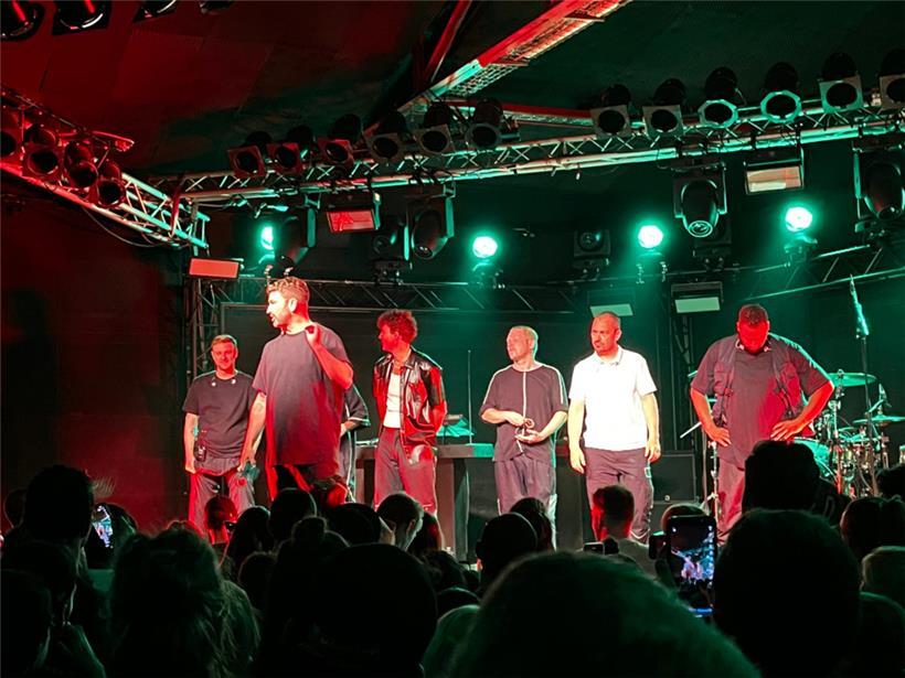 Ansage: Marteria (vorne) und seine Musiker 
