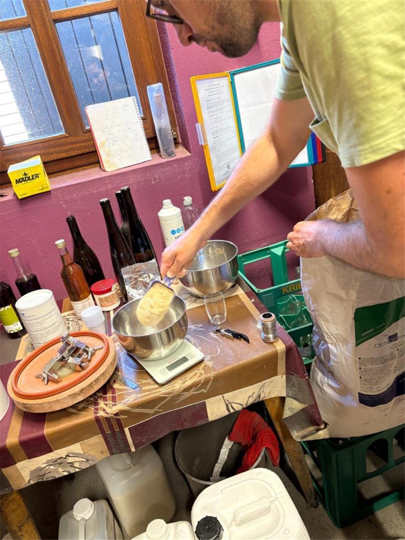 Anschließend wird die Hefe mit Nährstoffen gefüttert