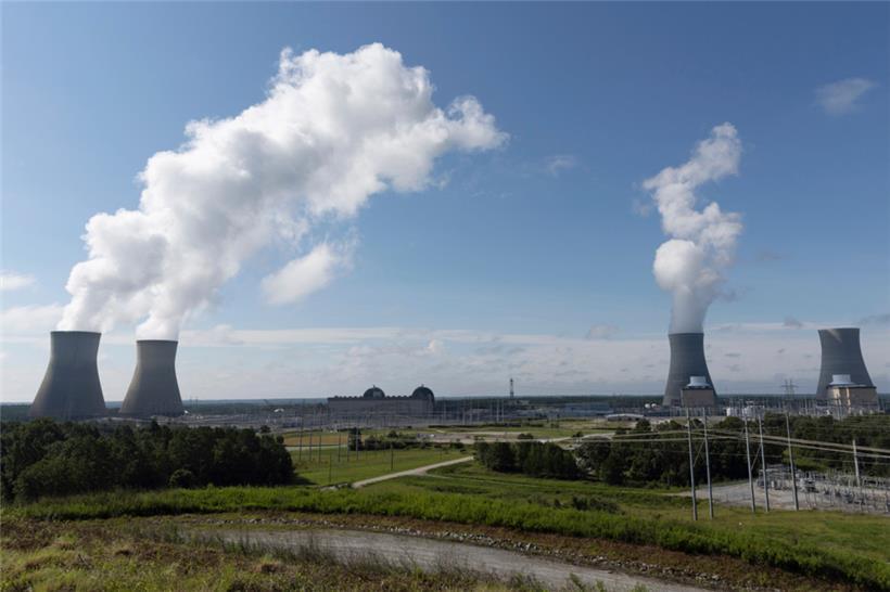 Ansichten der Blöcke (l-r) und der Kühltürme 1-4 im Kraftwerk Vogtle in Burke County bei Waynesboro
