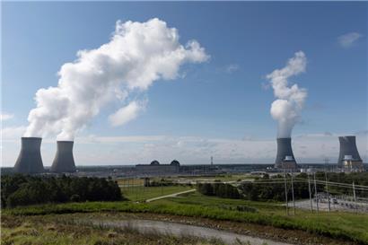 Ansichten der Blöcke (l-r) und der Kühltürme 1-4 im Kraftwerk Vogtle in Burke County bei Waynesboro
