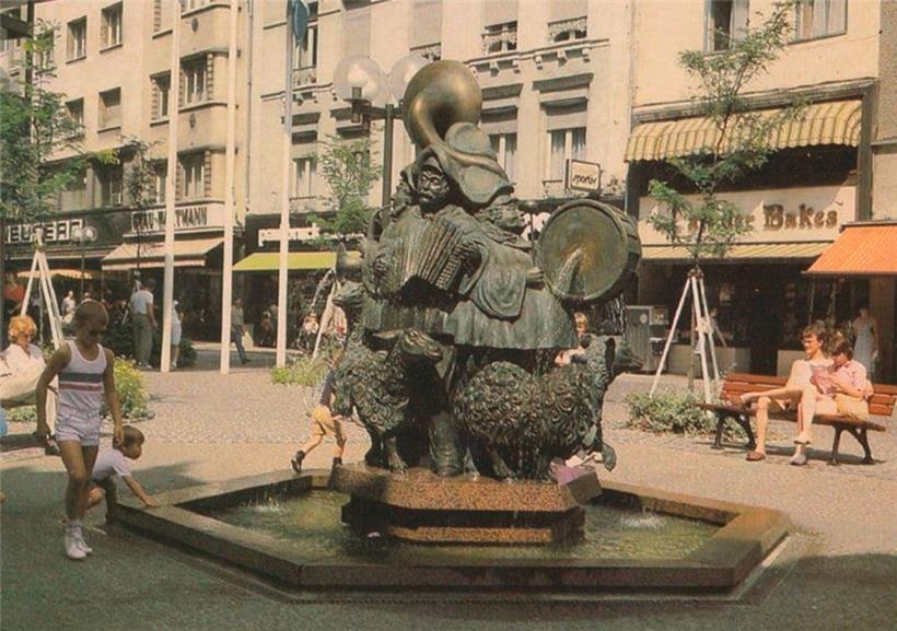 Ansichtskarte der Messagerie Paul Kraus von zirka 1995: Hier erstrahlte die Skulptur noch in ihrem ursprünglichen Glanz
