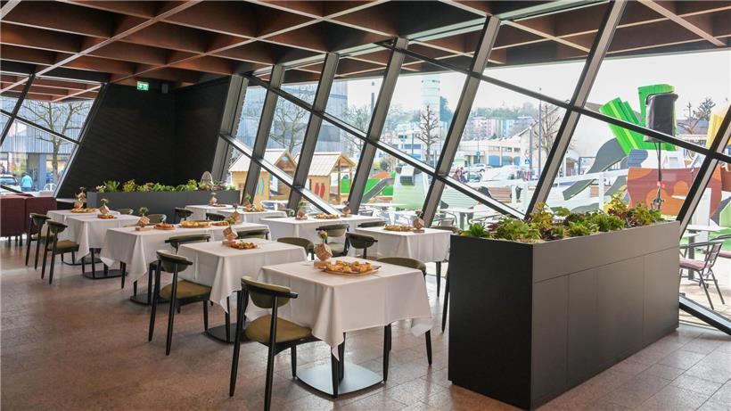 Modernes Bistro-Interieur mit stilvollem Ambiente, gemütlicher Atmosphäre und einladendem Design