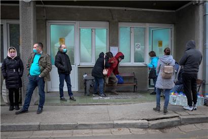 Anstehen für eine Corona-Untersuchung in Belgrad: Steil steigende Infektionszahlen sorgen auf dem ganzen Balkan für völlige überfüllte Covid-Kliniken und endlose Warteschlangen
