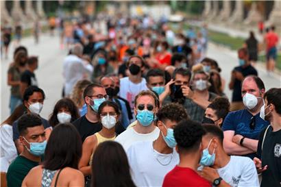 Anstehen in Barcelona: In ganz Spanien erhalten täglich etwa 600.000 Menschen die Impfung 
