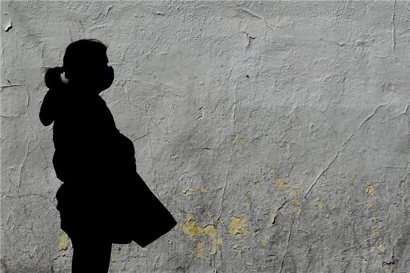 Anstehen mit Maske vor dem Supermarkt: In Madrid mit seinen sieben Millionen Einwohnern sterben jeden Tag mindestens 300 Menschen am neuen Virus
