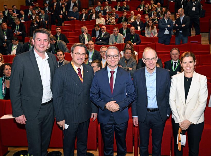 Anthony Cirot, umgeben von den Vertretern der Luxemburger Regierung: Lex Delles, Xavier Bettel, Luc Frieden und Elisabeth Margue

