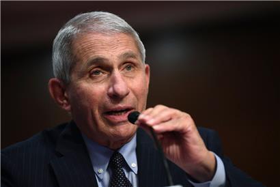 Anthony Fauci, Direktor des Nationalen Instituts für Infektionskrankheiten, prognostiziert, dass Normalität nicht von einem Tag auf den Nächsten eintritt.
