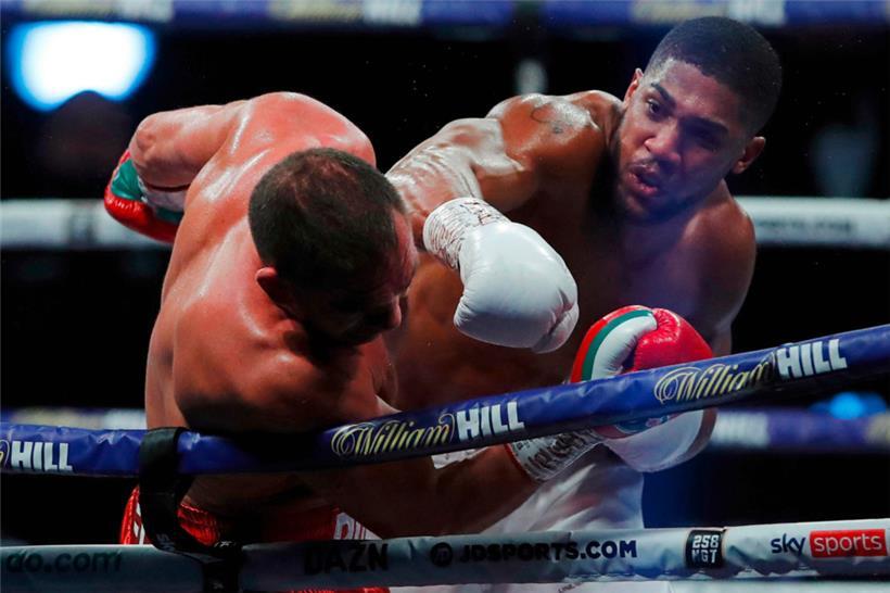 Anthony Joshua (r.) ist die Hauptattraktion in der Wüste
