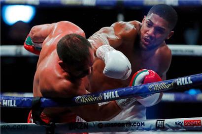 Anthony Joshua (r.) ist die Hauptattraktion in der Wüste
