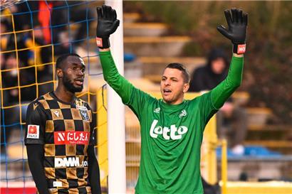 Anthony Moris darf sich auf ein Duell mit Liverpool freuen
