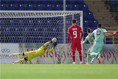 Anthony Moris hält den Elfmeter in der 10. Minute
