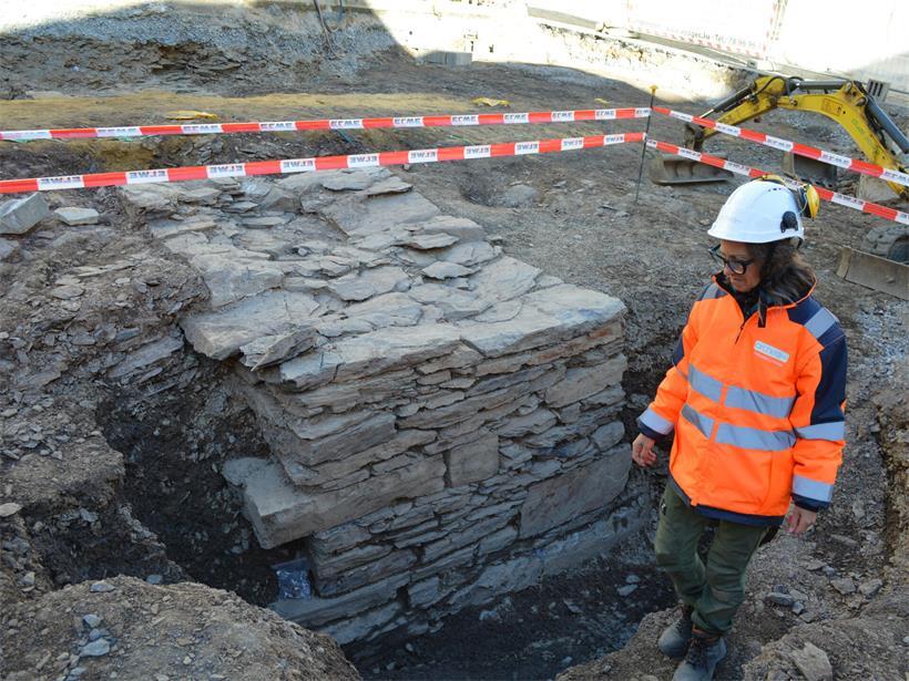 Anthropologin Cinzia Pizzagalli vor einem freigelegten historischen Mauerwerk
