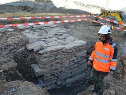 Anthropologin Cinzia Pizzagalli vor einem freigelegten historischen Mauerwerk