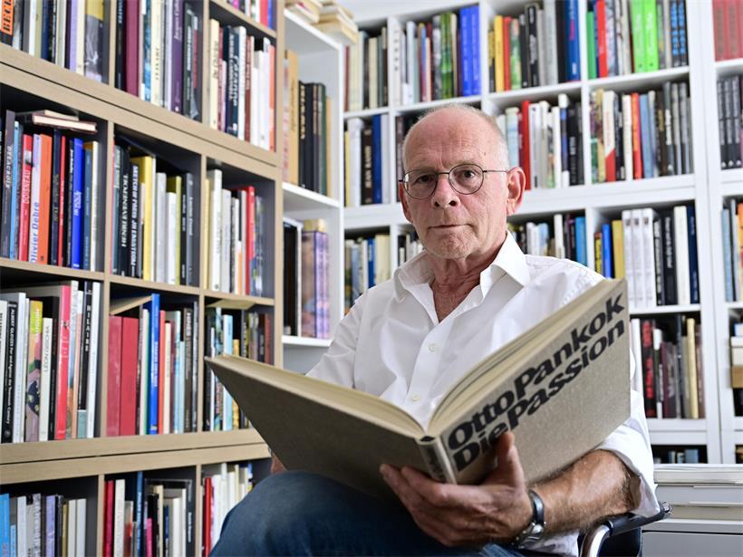 Antiqiuar Hans Fellner: Passion für das Geschriebne,Die einen sehen hier eine eindrucksvolle Bibliothek an Kunstbänden, andere gefundenes Fressen für den Datenhunger der KI