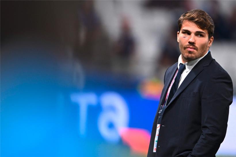 Antoine Dupont verfolgte das letzte Gruppenspiel der Franzosen als Zuschauer
