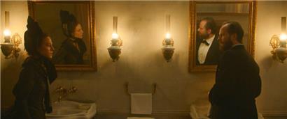 Antonina Miliukova (Alena Mikhailova) confronte son mari Tchaïkowski (Odin Lund Biron) dans un de ces tableaux qui font toute l’esthétique du film
