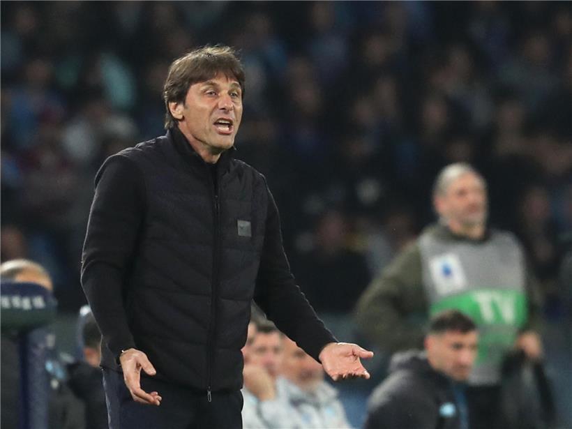 Antonio Conte als Trainer des SSC Neapel während eines Fußballspiels in Vereinskleidung