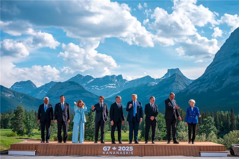 António Costa, Präsident des Europäischen Rates, (l-r), Shigeru Ishiba, Ministerpräsident von Japan, Giorgia Meloni, Ministerpräsidentin von Italien, Emmanuel Macron, Präsident von Frankreich, Mark Carney, Premierminister von Kanada, US-Präsident Donald Trump, Keir Starmer, Premierminister von Großbritannien, Bundeskanzler Friedrich Merz (CDU) und Ursula von der Leyen, Präsidentin der EU-Kommission, stehen beim G7-Gipfel in der Pomeroy Kananaskis Mountain…
