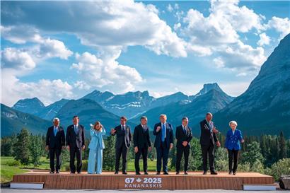 António Costa, Präsident des Europäischen Rates, (l-r), Shigeru Ishiba, Ministerpräsident von Japan, Giorgia Meloni, Ministerpräsidentin von Italien, Emmanuel Macron, Präsident von Frankreich, Mark Carney, Premierminister von Kanada, US-Präsident Donald Trump, Keir Starmer, Premierminister von Großbritannien, Bundeskanzler Friedrich Merz (CDU) und Ursula von der Leyen, Präsidentin der EU-Kommission, stehen beim G7-Gipfel in der Pomeroy Kananaskis Mountain…
