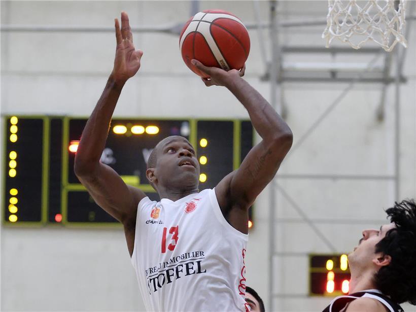 Antonio Bivins erzielt 33 Punkte und führt Basketballteam zum Sieg in spannendem Spiel