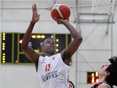 Antonio Bivins erzielt 33 Punkte und führt Basketballteam zum Sieg in spannendem Spiel