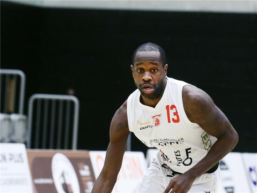 Antonio Xavier Bivins feiert mit Racing den Sieg gegen Contern im spannenden Basketballspiel