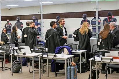 Anwälte sprechen mit ihren Mandanten durch einen Glaskasten während des Beginns des Prozesses zu den Brüsseler Anschlägen vom 22. März 2016
