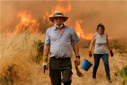 Anwohner, die gegen die Ausbreitung des Feuers ankämpften, sind erschöpft
