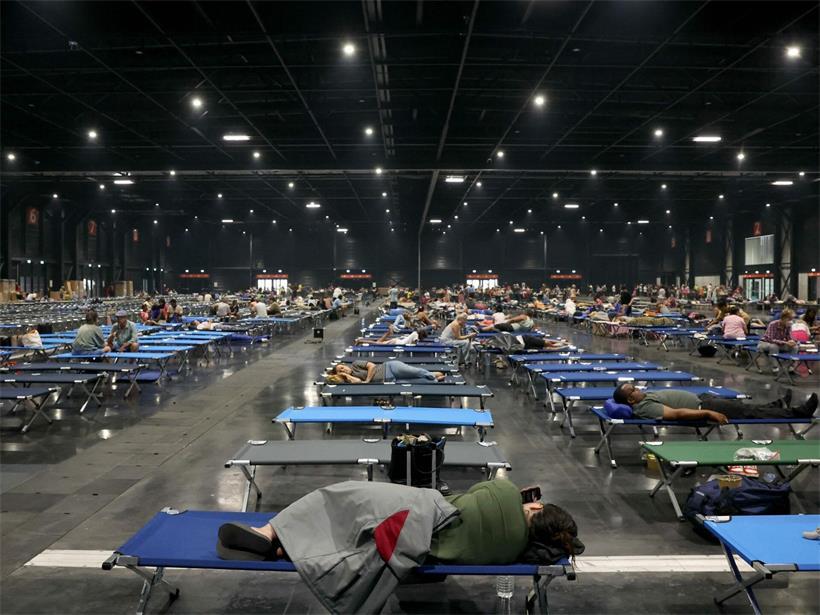 „Noch nie zuvor Brände in diesem Ausmaß“ – Mehr als 160.000 Menschen auf der Flucht Anwohner ruhen sich im „Parc des expositions de Bordeaux“ aus, nachdem sie aufgrund von Waldbränden in der Region aus der Gefahrenzone gebracht worden sind. In Frankreich und Spanien wurden mehr als 160.000 Menschen aus Waldbrandgebieten in der Nähe von Madrid und Bordeaux gebracht.