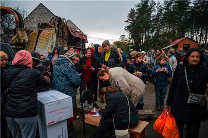 Anwohner stehen nach der ukrainischen Rückeroberung eines Gebiets in der Region Donezk für Lebensmittel an
