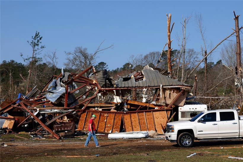 Anwohner suchen nach dem Durchzug eines Tornados in Plantersville, bei dem zwei Menschen ums Leben kamen, nach persönlichen Gegenständen
