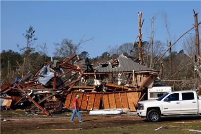 Anwohner suchen nach dem Durchzug eines Tornados in Plantersville, bei dem zwei Menschen ums Leben kamen, nach persönlichen Gegenständen
