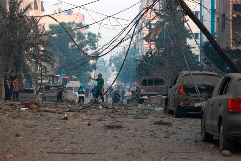 Anwohner überprüfen die Schäden nach israelischen Luftangriffen in Gaza-Stadt

