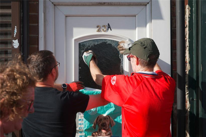 Anwohner von Middlesbrough versuchen, nach den Ausschreitungen am Wochenende die Schäden zu beseitigen
