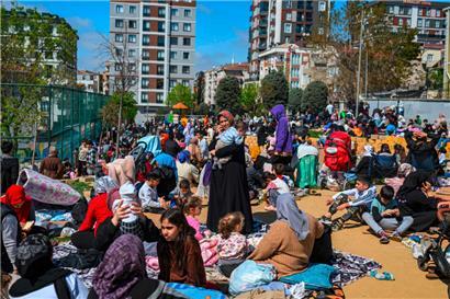 Anwohner warten in einem Park in Istanbul, nachdem ein erstes Beben mit einer Stärke von 4,4 bis 4,9 zu spüren war, gefolgt von drei weiteren Beben
