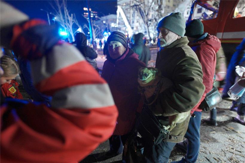 Anwohner werden am 14. Januar in Dnipro aus dem nach einem Raketeneinschlag zerstörten Wohngebäude evakuiert
