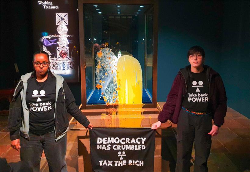 Apple Crumble mit Crème anglaise auf Königskrone als Symbol für unfaire Steuerpolitik und soziale Ungerechtigkeit
